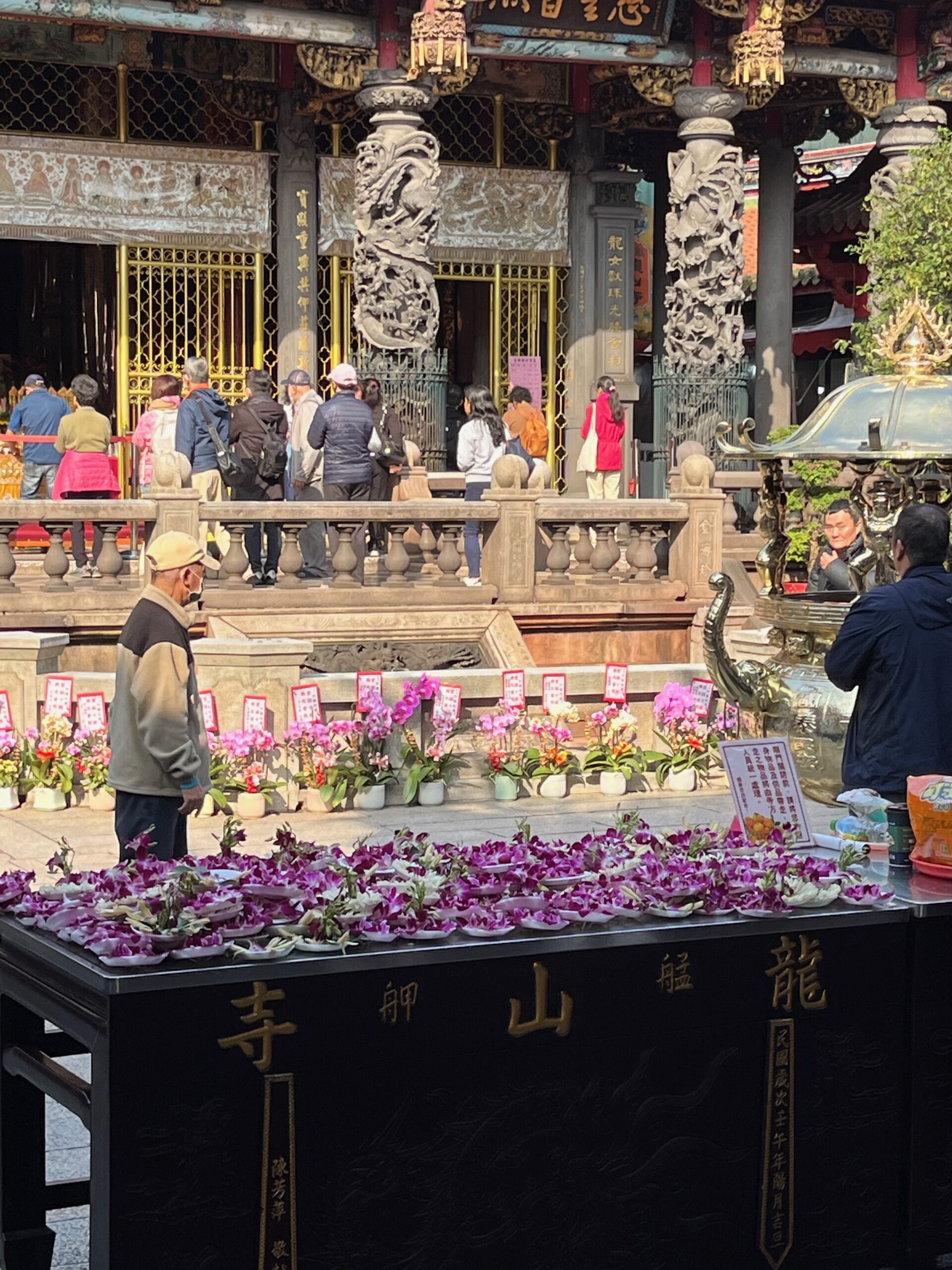 Taiwan Entrée du temple Longshan, Taipei, offrandes d'orchidées