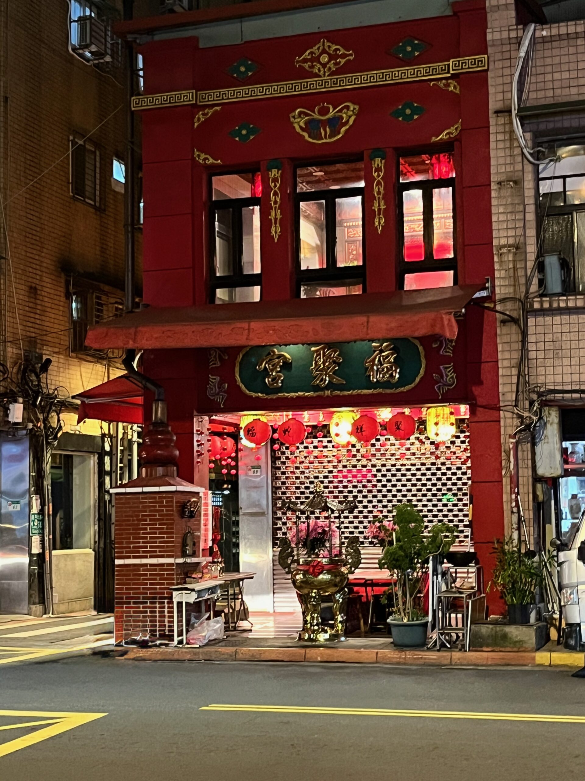 Taiwan Petit temple de quartier illuminé la nuit, secteur de Datong, Taipei