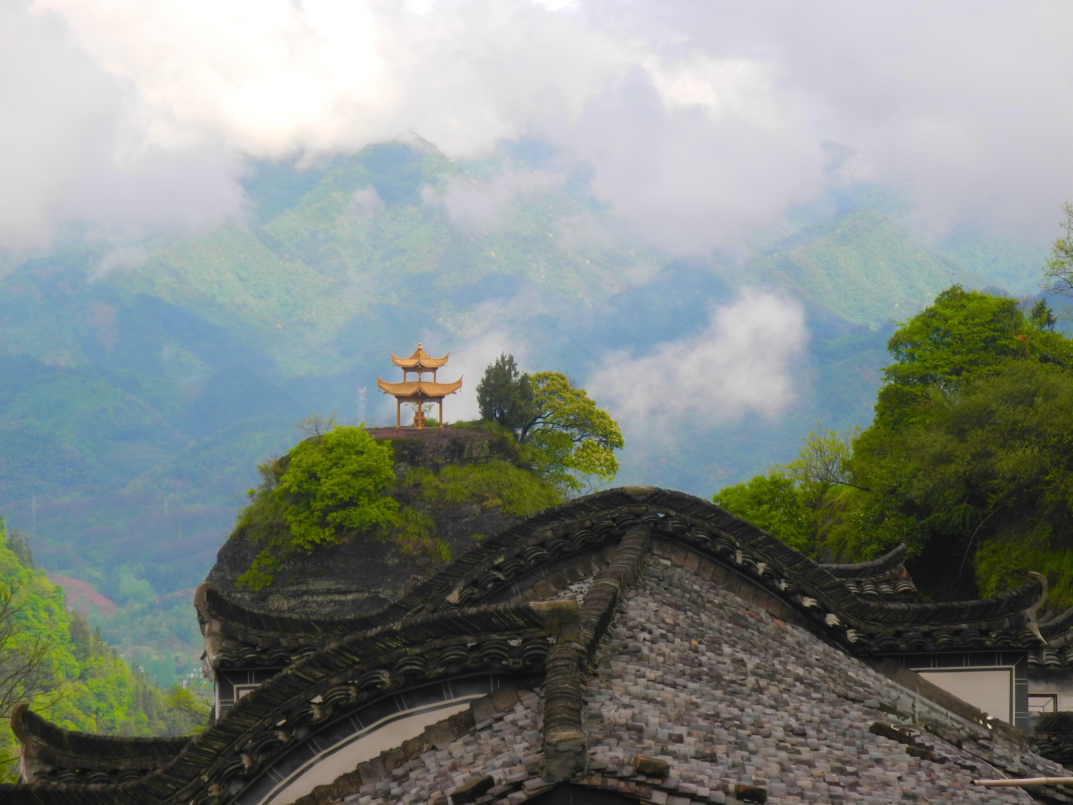 Pavillon doré au sommet de Qiyunshan, montagne taoïste de l'Anhui, entouré de nuages