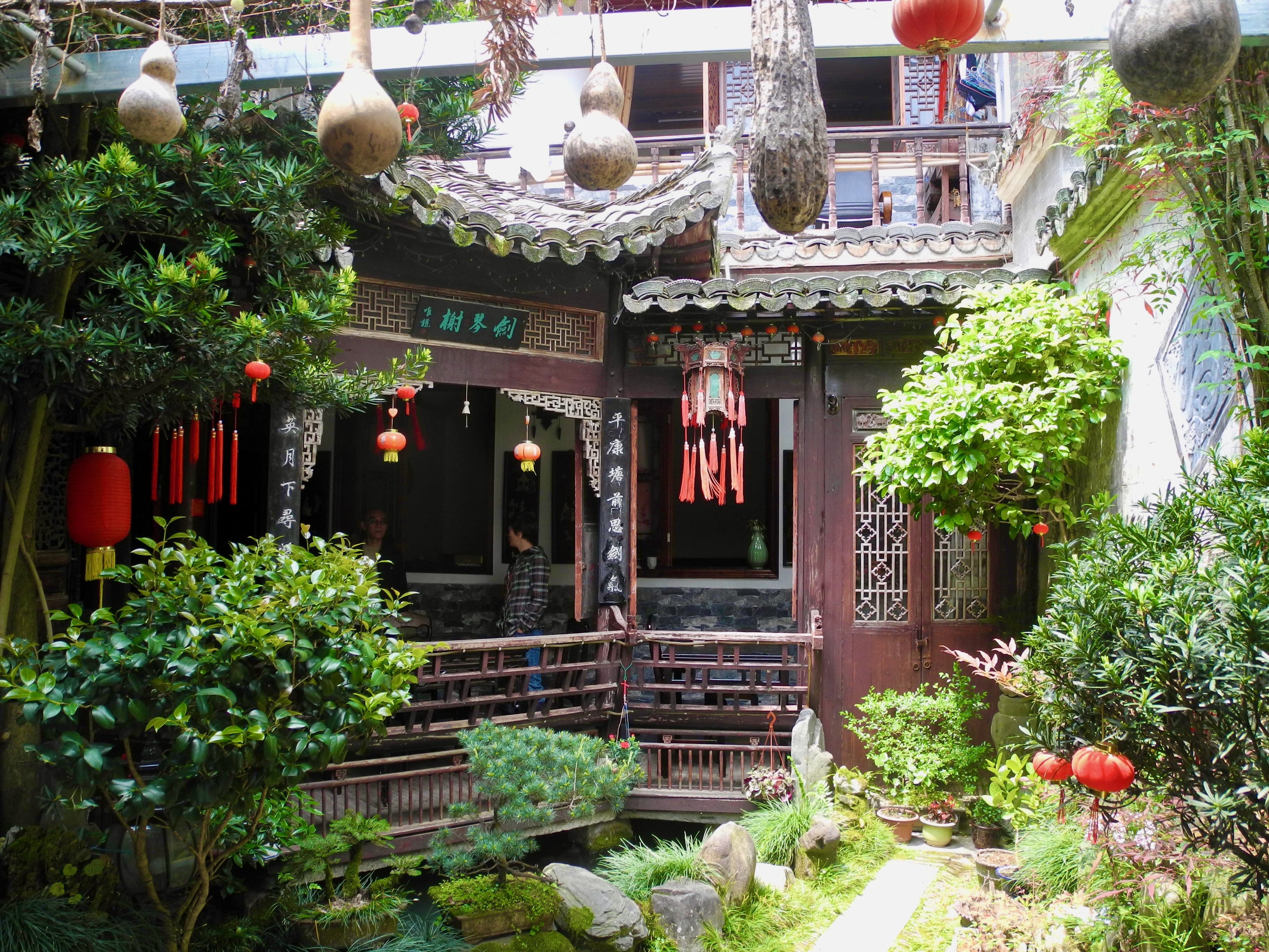 Cour intérieure traditionnelle du village de Xidi en Anhui, avec lanternes rouges et calligraphie