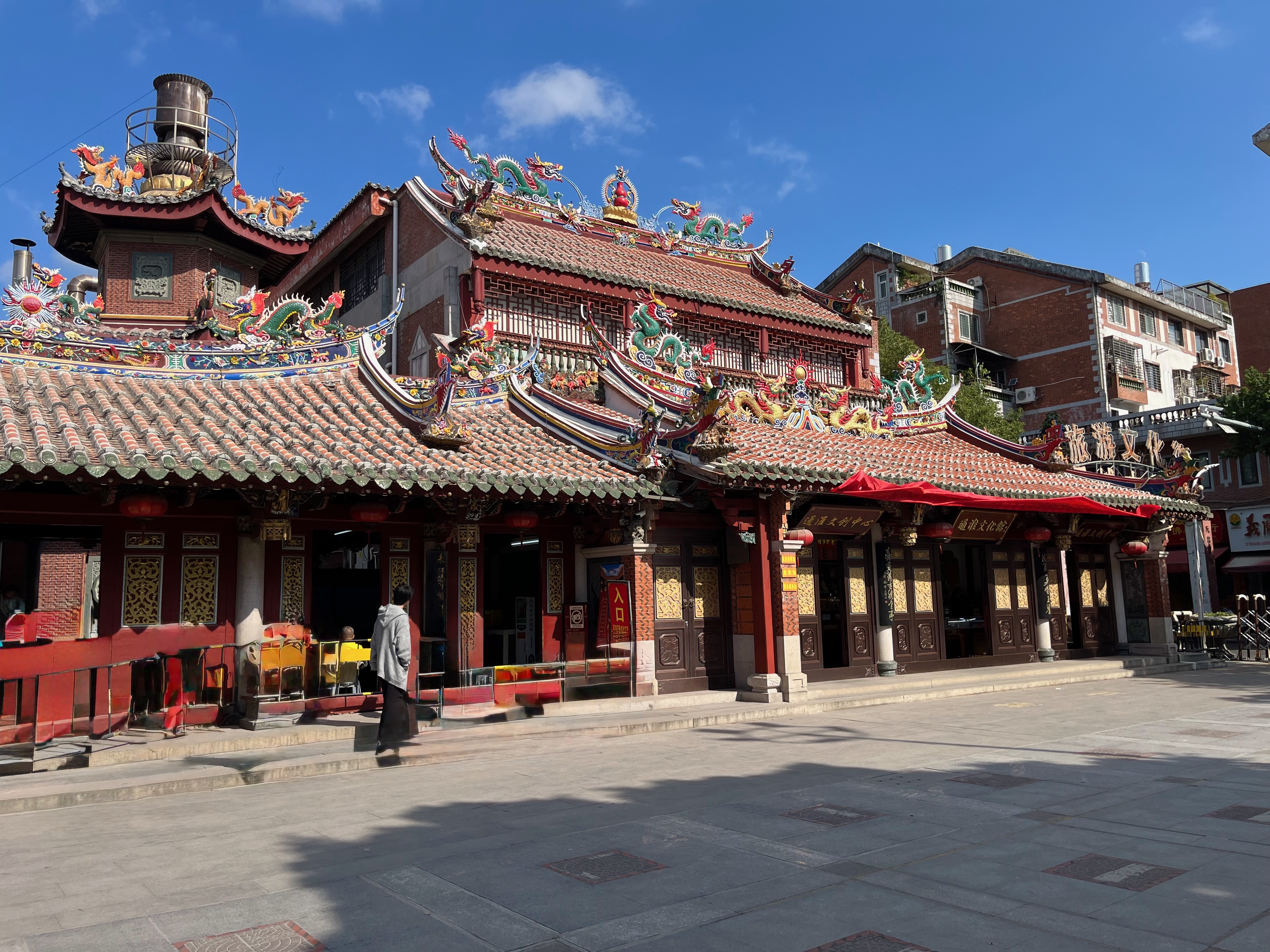 Temple aux toits ornés de dragons colorés à Quanzhou