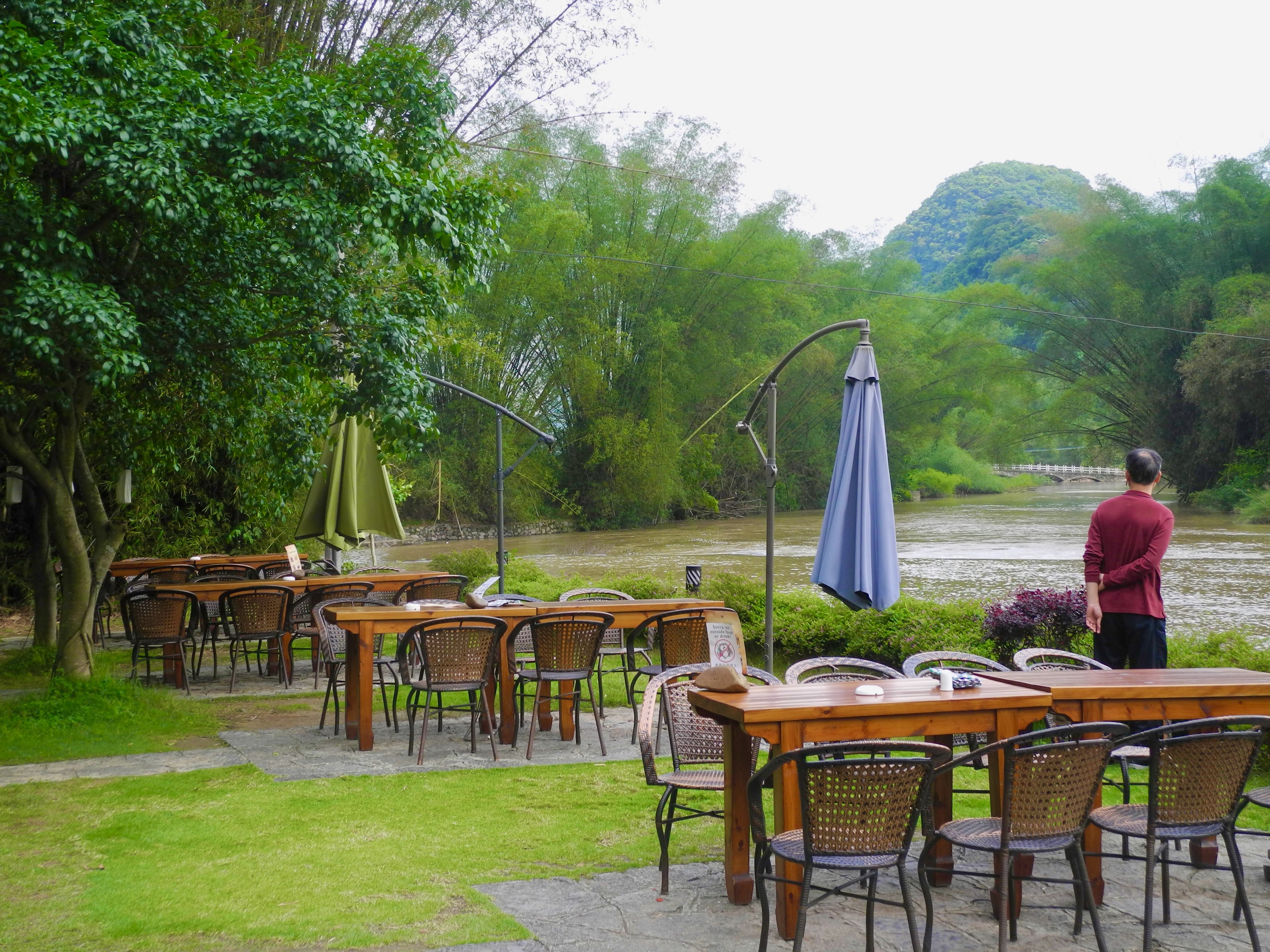 Café en terrasse au bord de la rivière Li à Yangshuo, pic karstique en fond