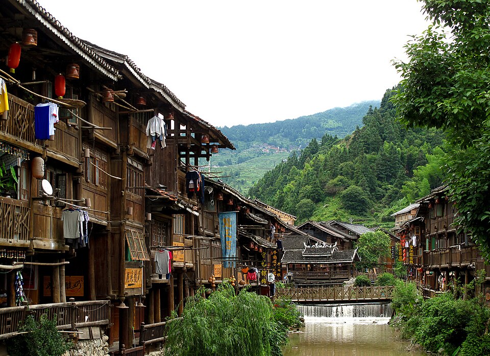 Ruelle de Zhaoxing le long du canal, maisons en bois traditionnelles et petit barrage