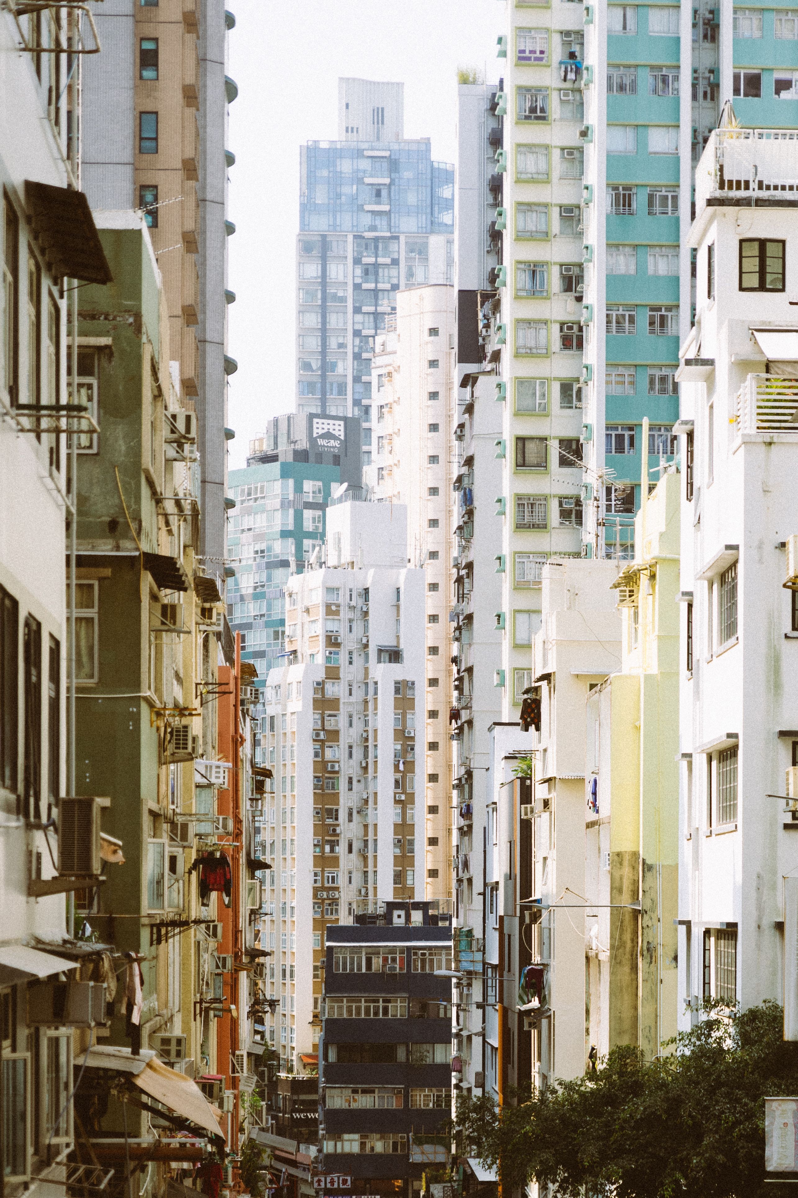 Vue en hauteur entre deux rangées d'immeubles denses à Hong Kong
