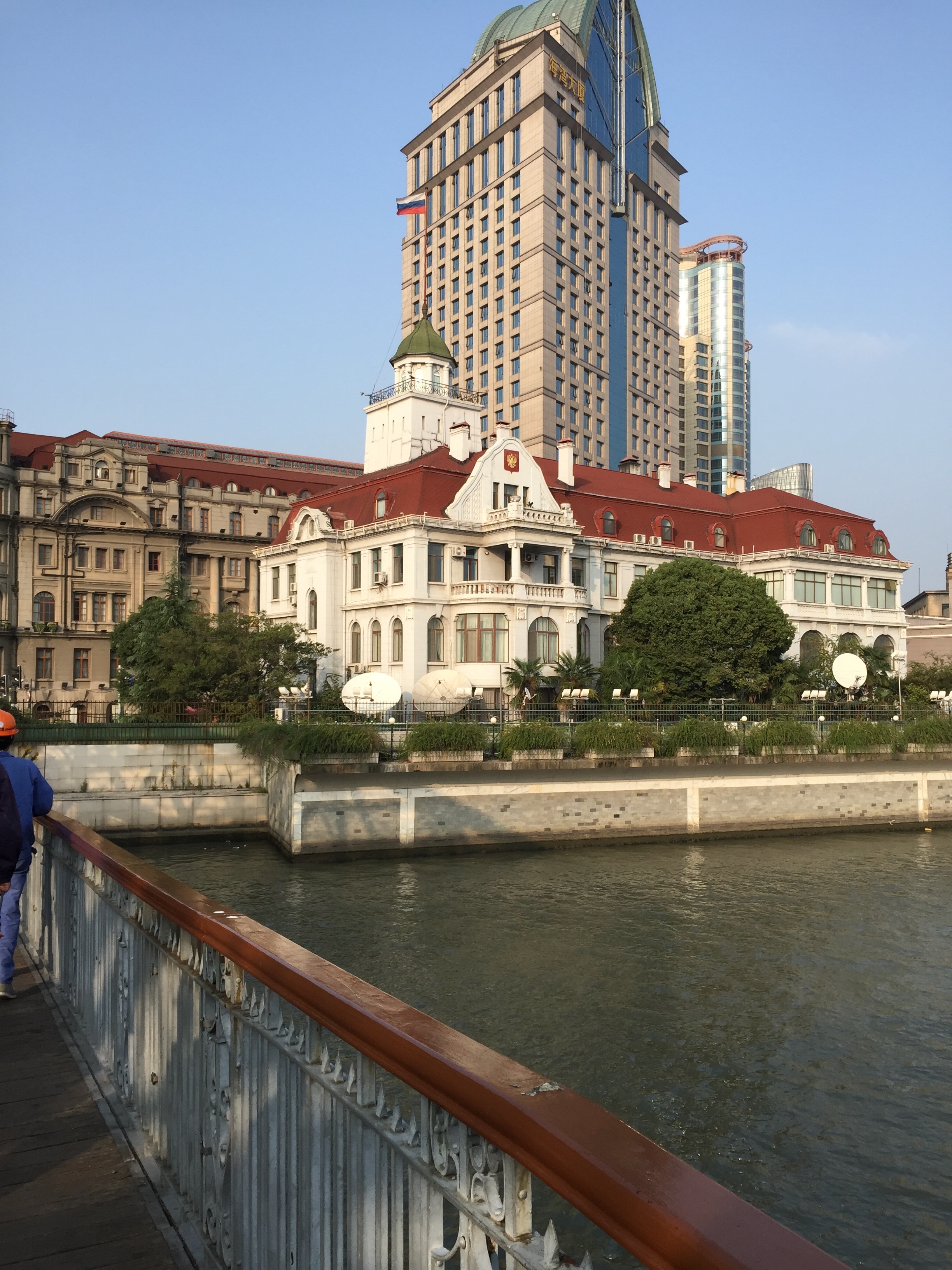 Bâtiment historique de l'ancien consulat de Russie sur le Bund à Shanghai, gratte-ciel modernes en arrière-plan