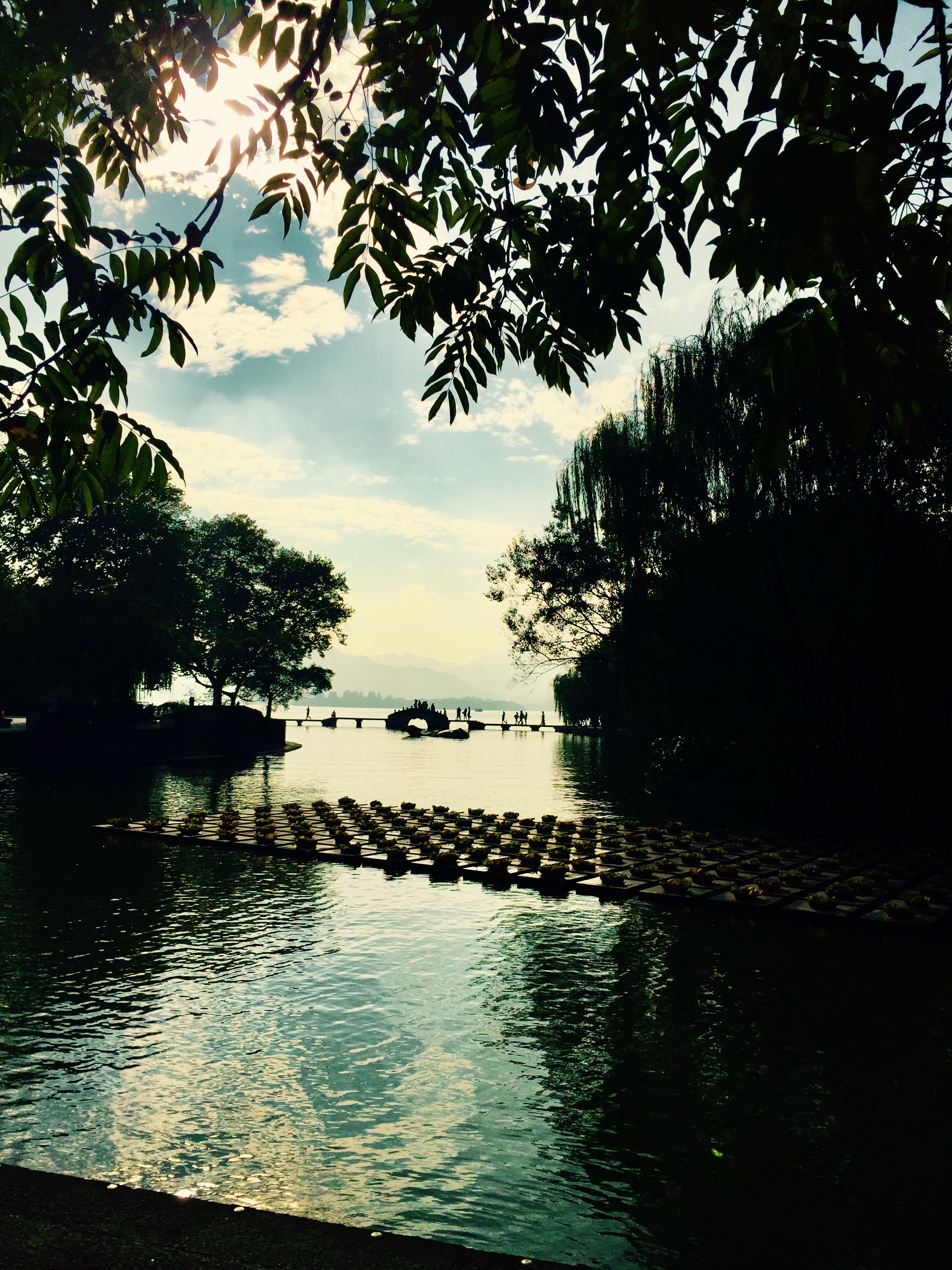 Le lac de l'Ouest à Hangzhou au coucher du soleil, pont et saules pleureurs