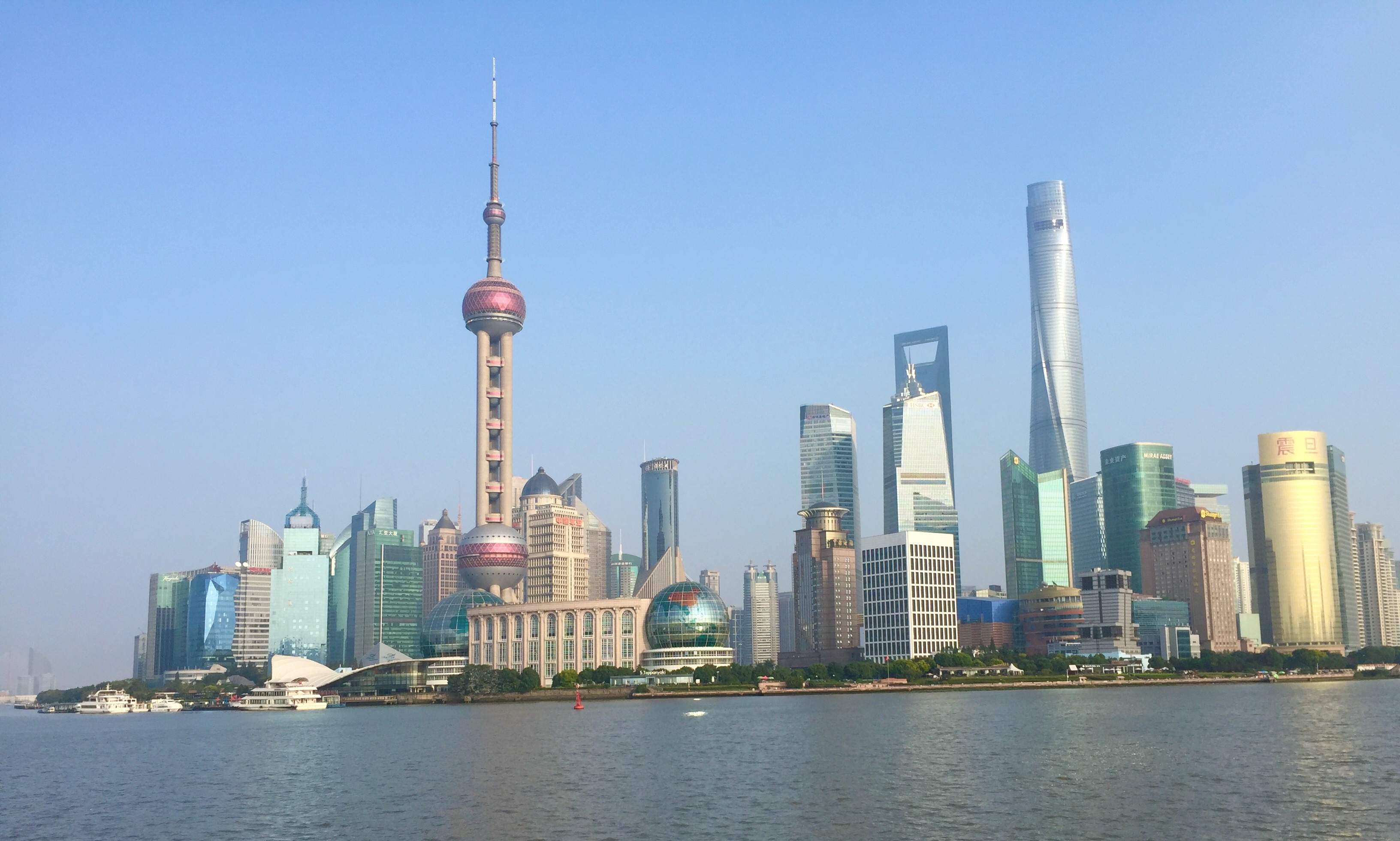 Skyline de Pudong à Shanghai vue depuis le Bund, avec la tour de la Perle de l'Orient et la Shanghai Tower