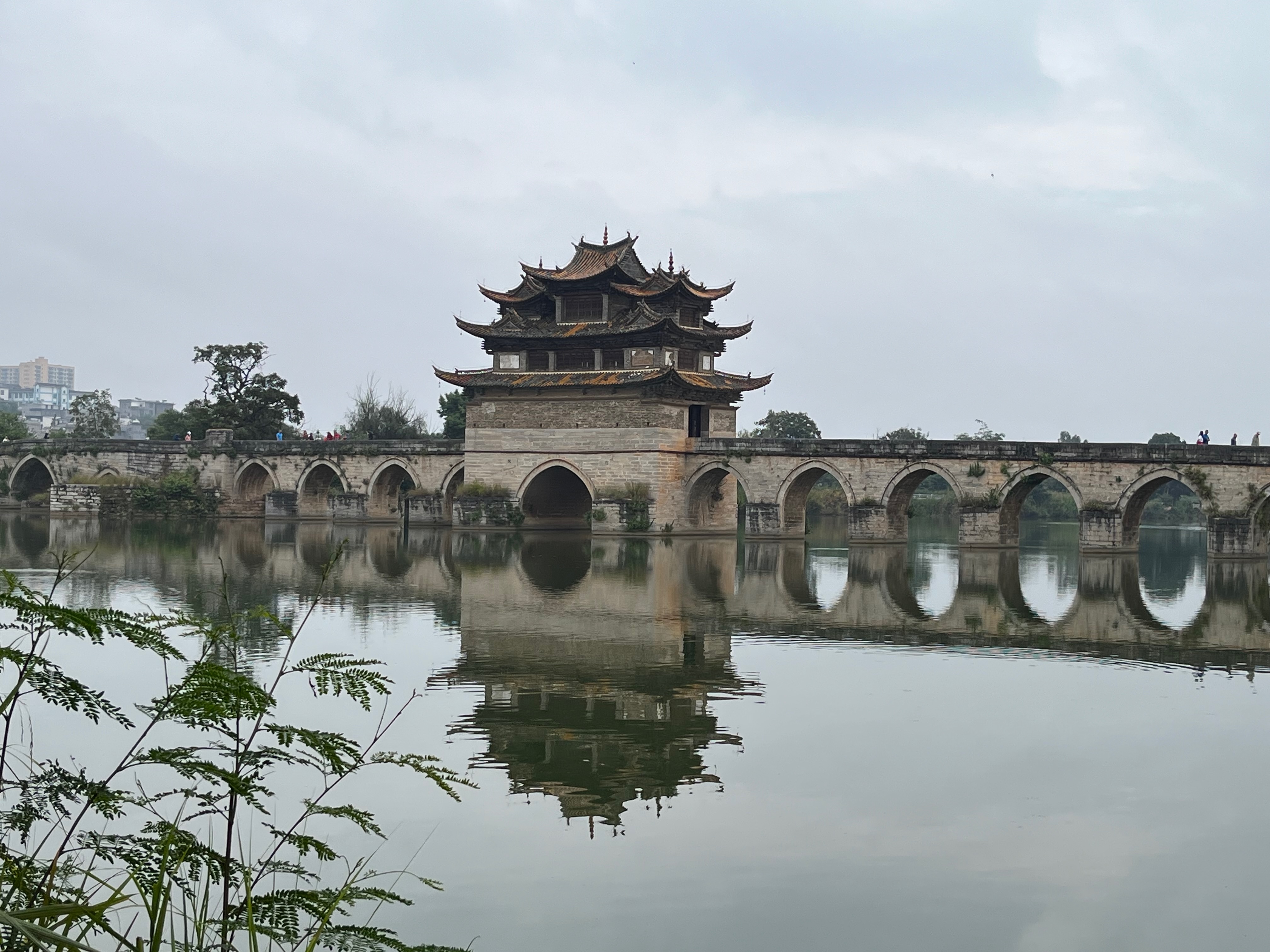 Pont Shuanglong à Jianshui, pavillon à étages se reflétant dans l'eau