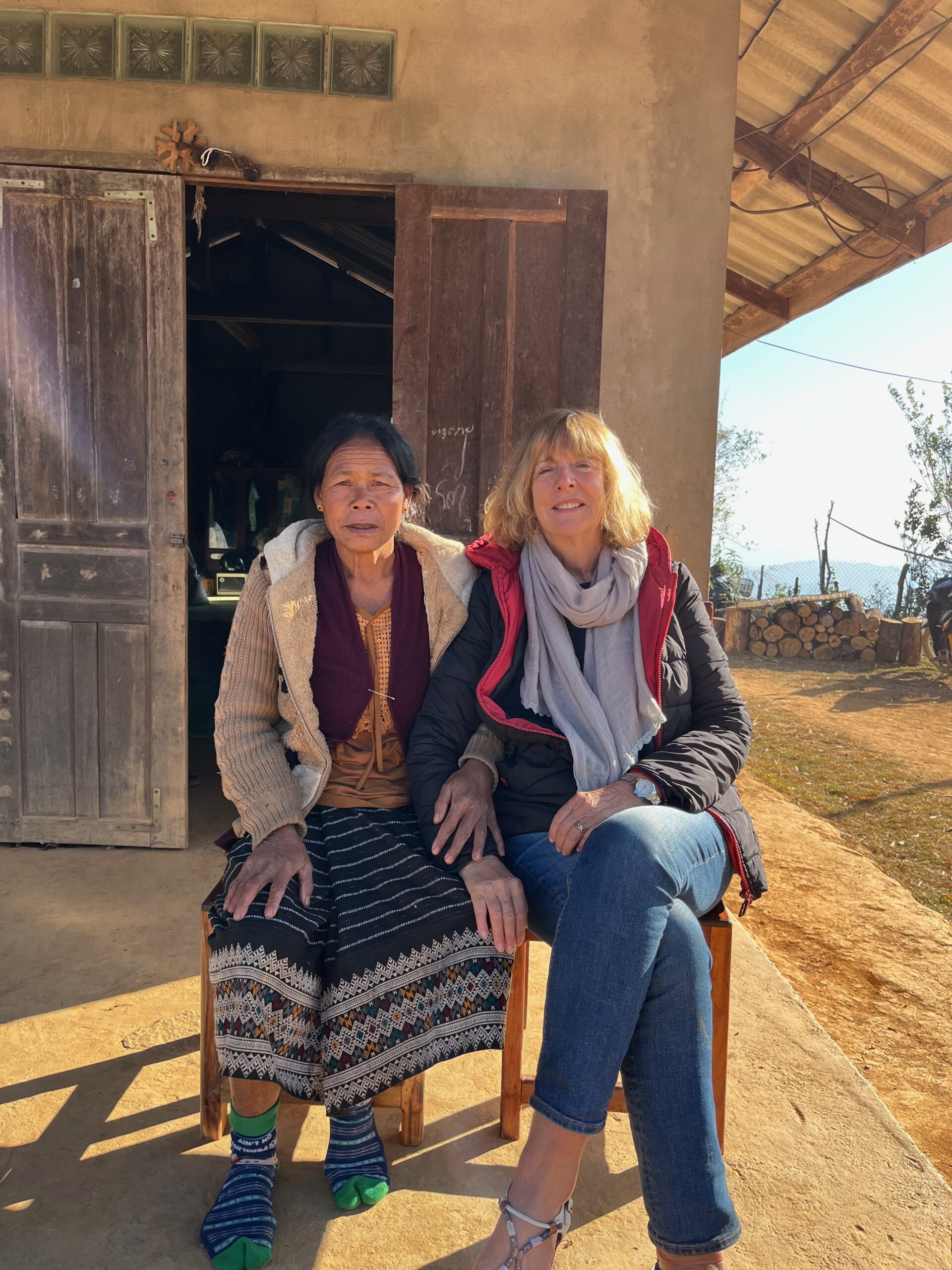 Sylvie Graumann avec la mère de Leuth, dans un village des montagnes du Laos