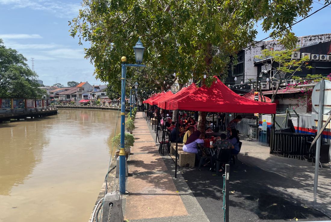 Bord de la rivière Malacca, restaurants en terrasse