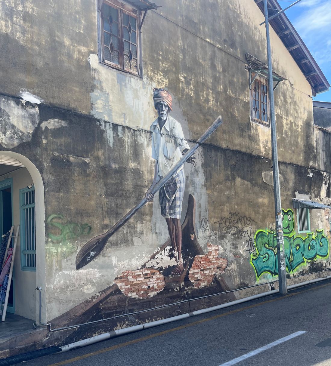 Fresque de street art représentant un homme ramant, Georgetown